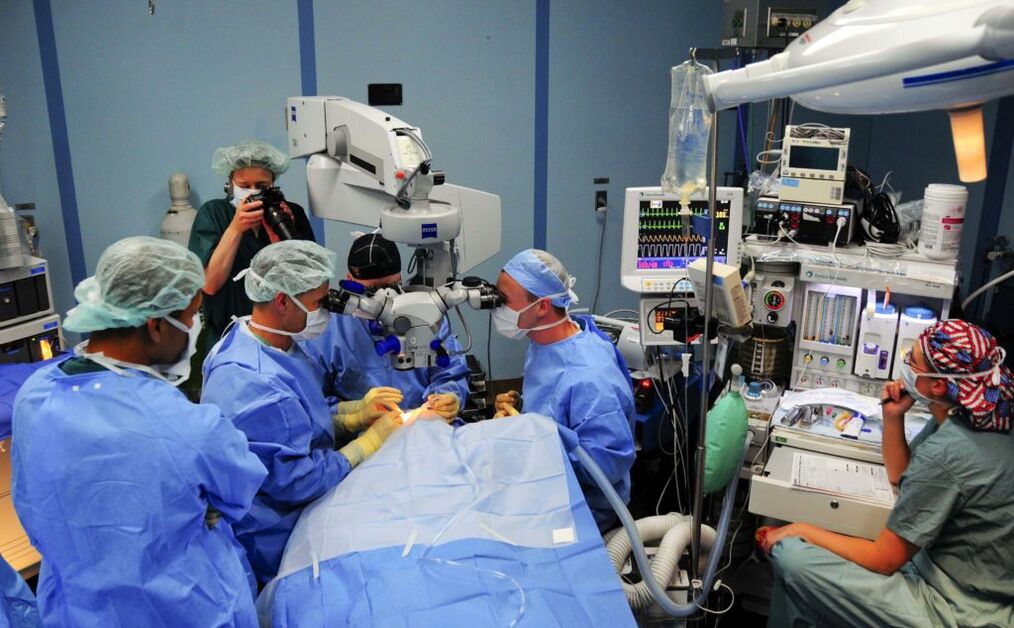 Cirurgiões de cirurgia para restaurar a visão